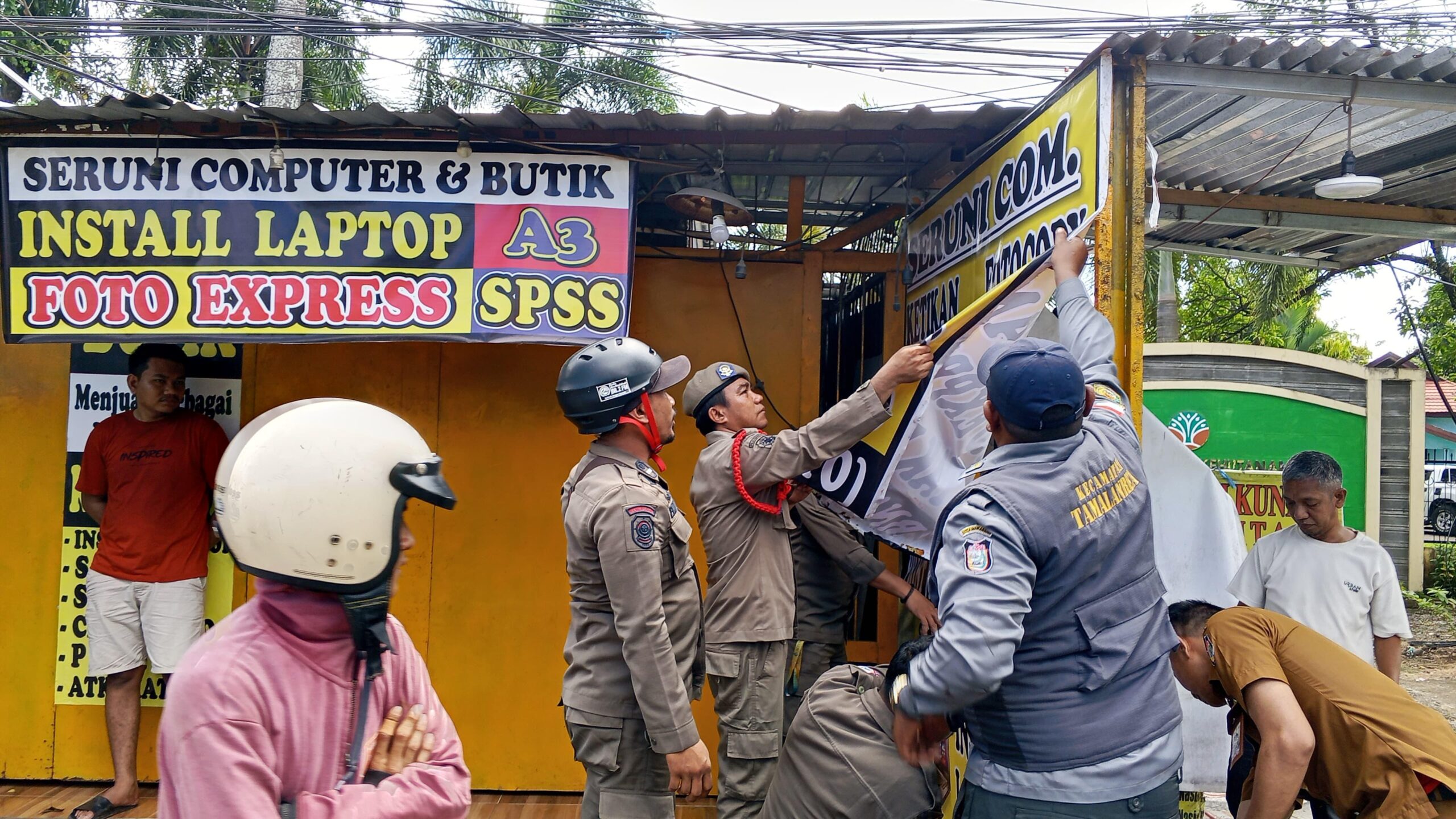 10 Tahun Berdiri di Atas Fasum, 25 PK5 Tamalanrea Makassar Bongkar Lapak Secara Mandiri