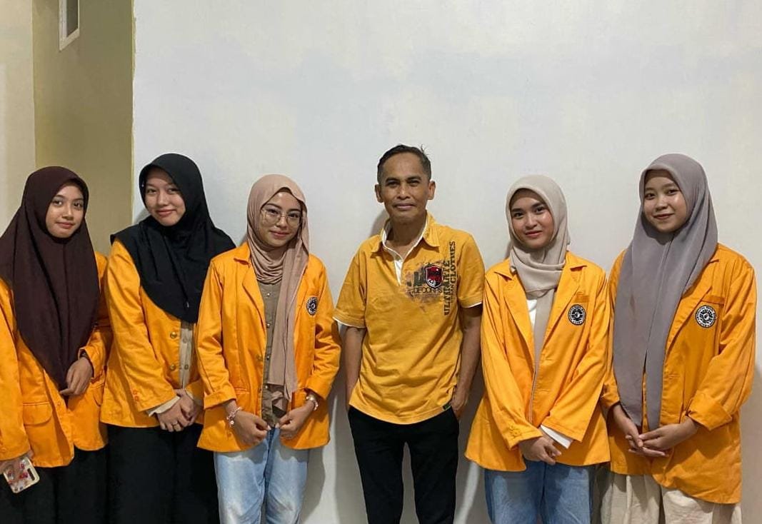 DARI MESIN TIK KE WEBSITE: Sosok Gen X Berbagi Kisah Adaptasi & Estetika kepada Mahasiswa DKV UNM Makassar