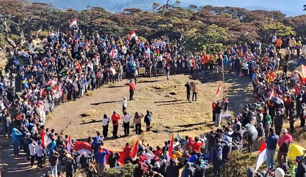 HUT RI ke-81 di Gunung Bawakaraeng: 3.786 Pendaki Merayakan Kemerdekaan di Atas Awan, Basarnas Evakuasi 26 Orang Akibat Hipotermia