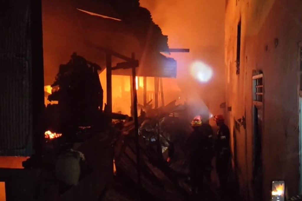 Kebakaran Hebat di Makassar Hanguskan Empat Rumah, Satu Pria Tewas Terjebak Api