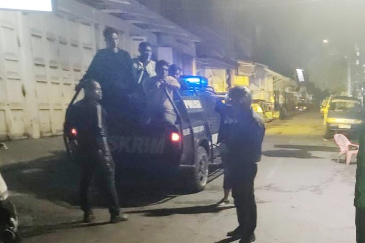 Malam Mencekam di Makassar: Konvoi Geng Motor Diamuk Warga, Polisi Lepas Tembakan Peringatan