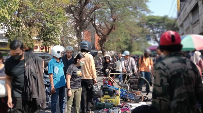 warga tumpah di pasar loak veteran